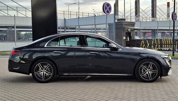 Mercedes-Benz E 2.0 4MATIC Седан E 300 4MATIC (258 л.с.) фото 4