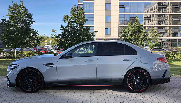 Mercedes-Benz AMG C63 S E Performance 4MATIC Седан (680 л.с.) Серые Альпы ALPINE Grau Лаковый фото 3