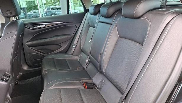 Opel Insignia 2.0d 4WD Универсал (170 л.с.) фото 14