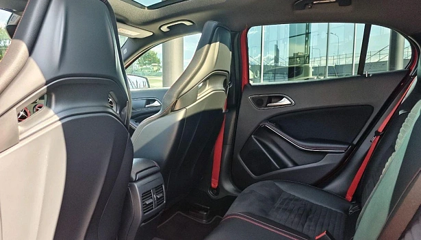 Mercedes-Benz AMG GLA 45 4MATIC Внедорожник Особая серия (381 л.с.) фото 18