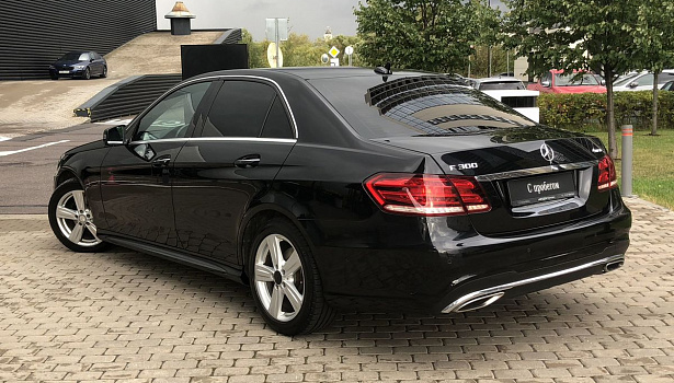 Mercedes-Benz E 300 4MATIC Седан Особая серия (249 л.с.) фото 4