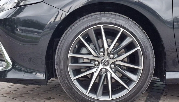 Toyota Camry 2.5 4WD Седан DeLuxe (209 л.с.) фото 17